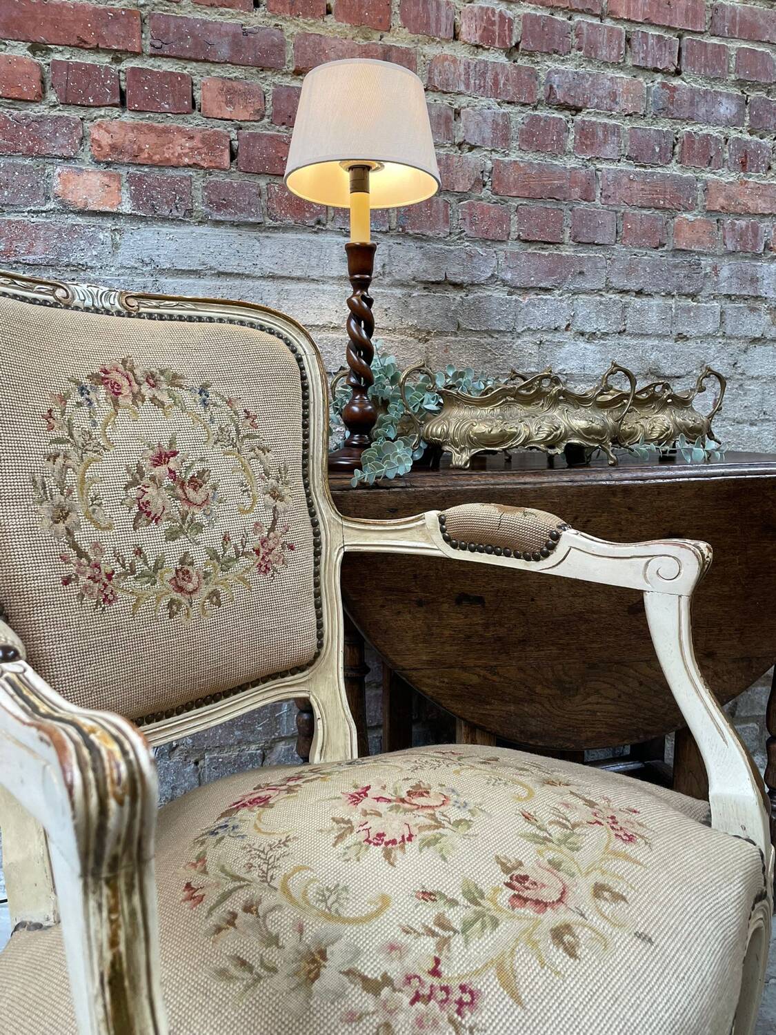 Fauteuil français avec tapisserie florale