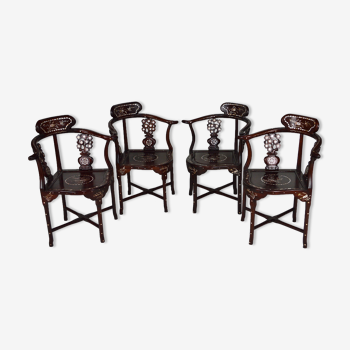 4 fauteuils asiatiques en bois sculpté et marquetés de nacre, début XXe