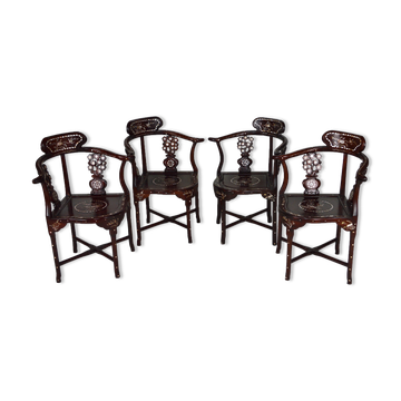 4 fauteuils asiatiques en bois sculpté et marquetés de nacre, début XXe