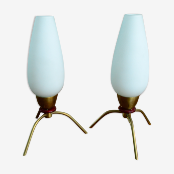 Paire de lampes de chevet tripodes opaline