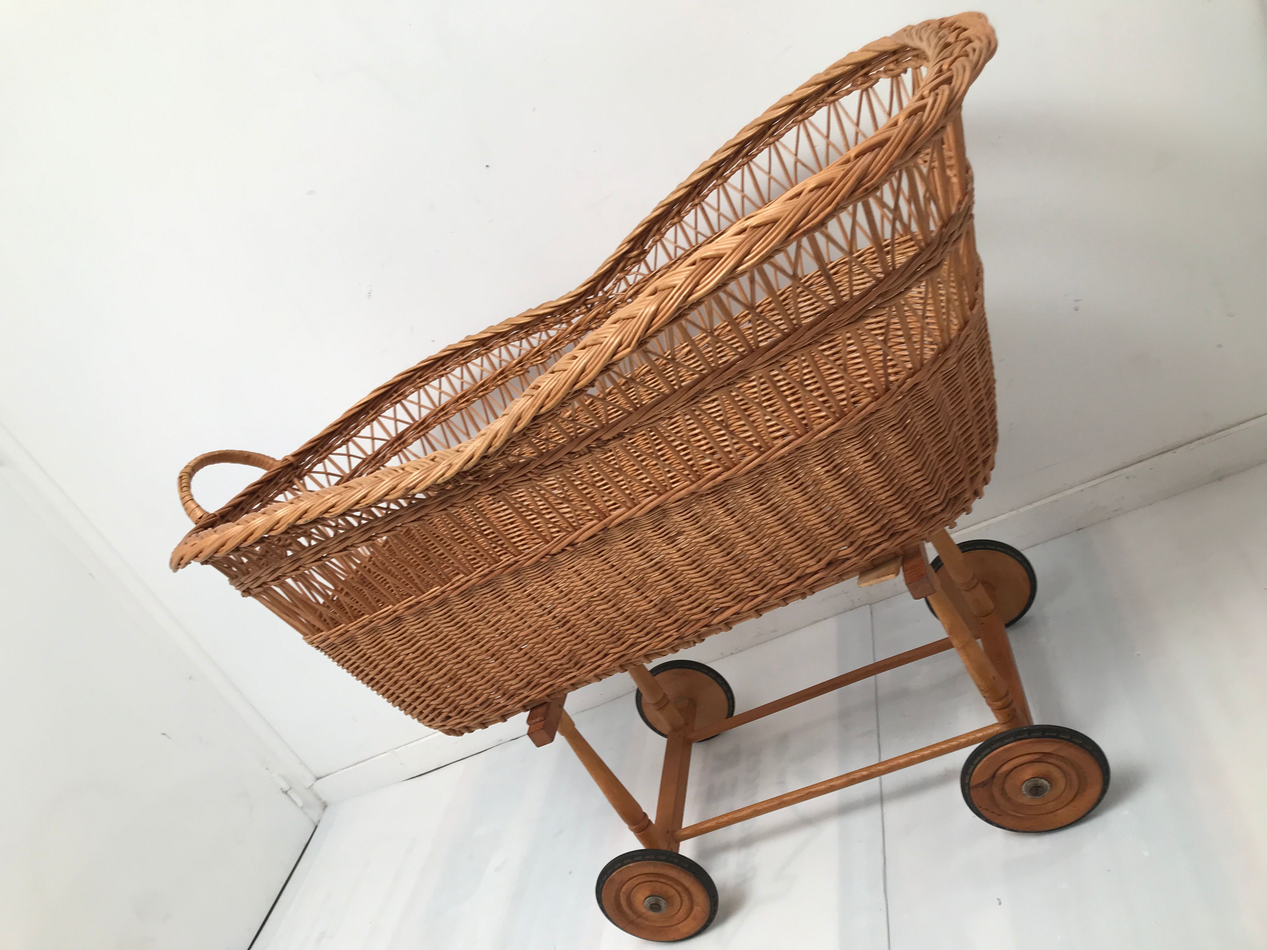 Vintage wicker cradle with 50-60s wheels