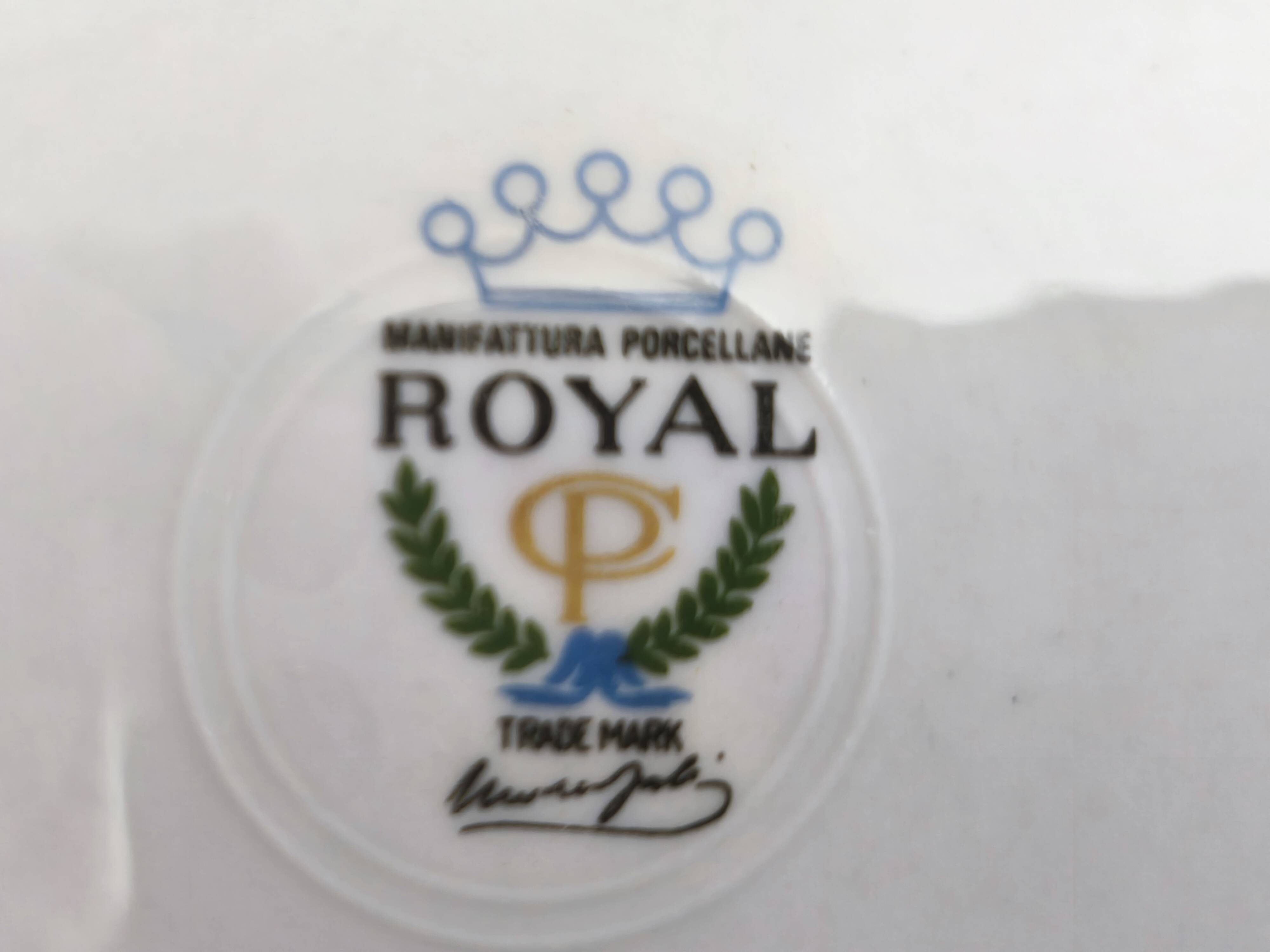 Set of 6 small white porcelain dinner plates with gold trim