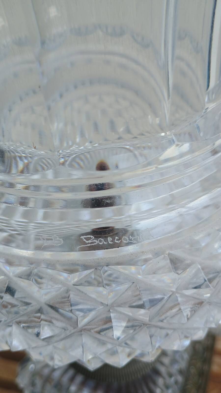 Imposing Médicis vase in cut crystal on a pedestal, created by Vaudeville at Baccarat.