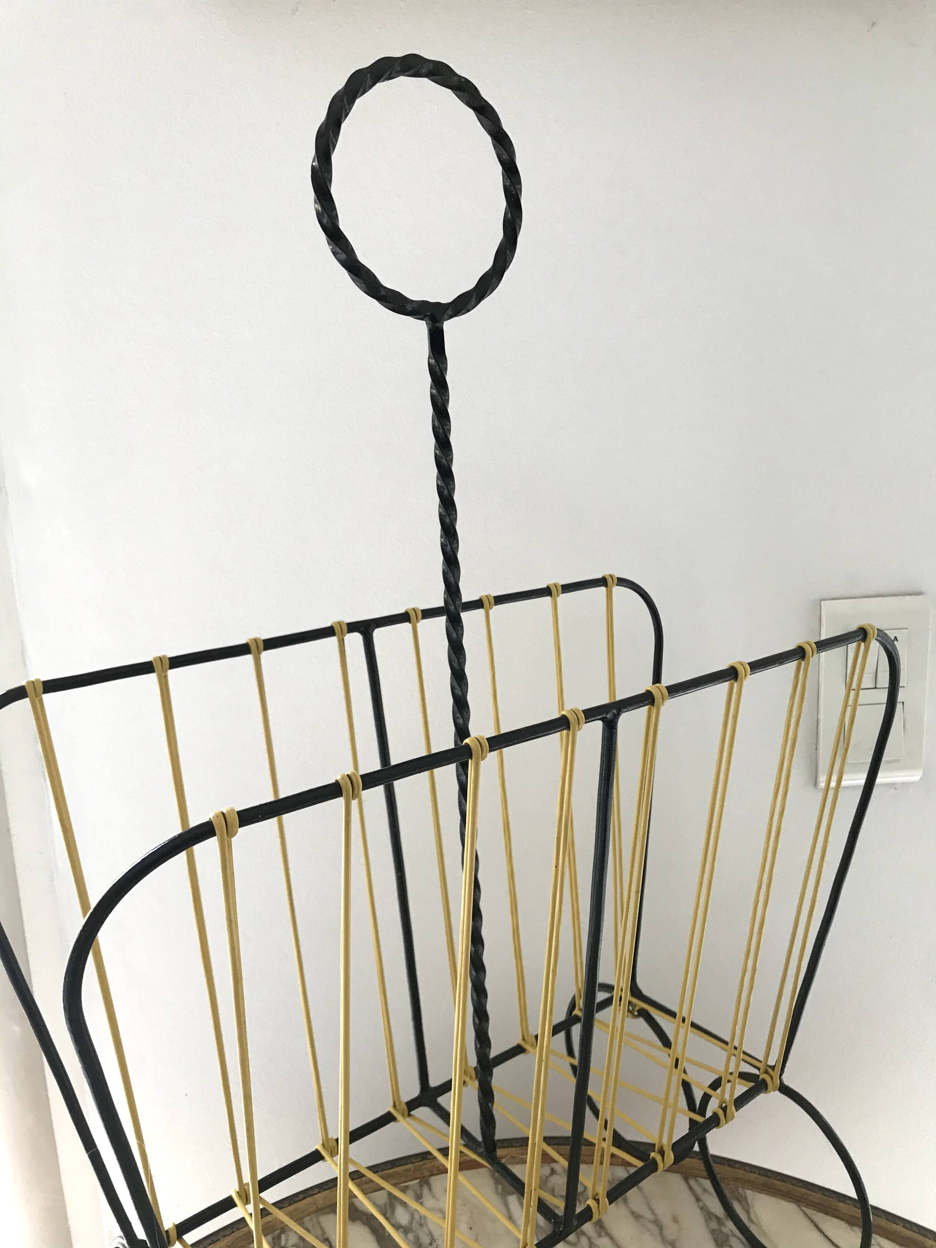 Scoubidou magazine rack