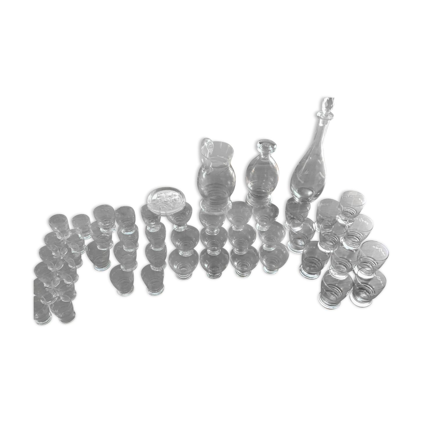 Service de verres avec carafes, pichet et dessous de  bouteille