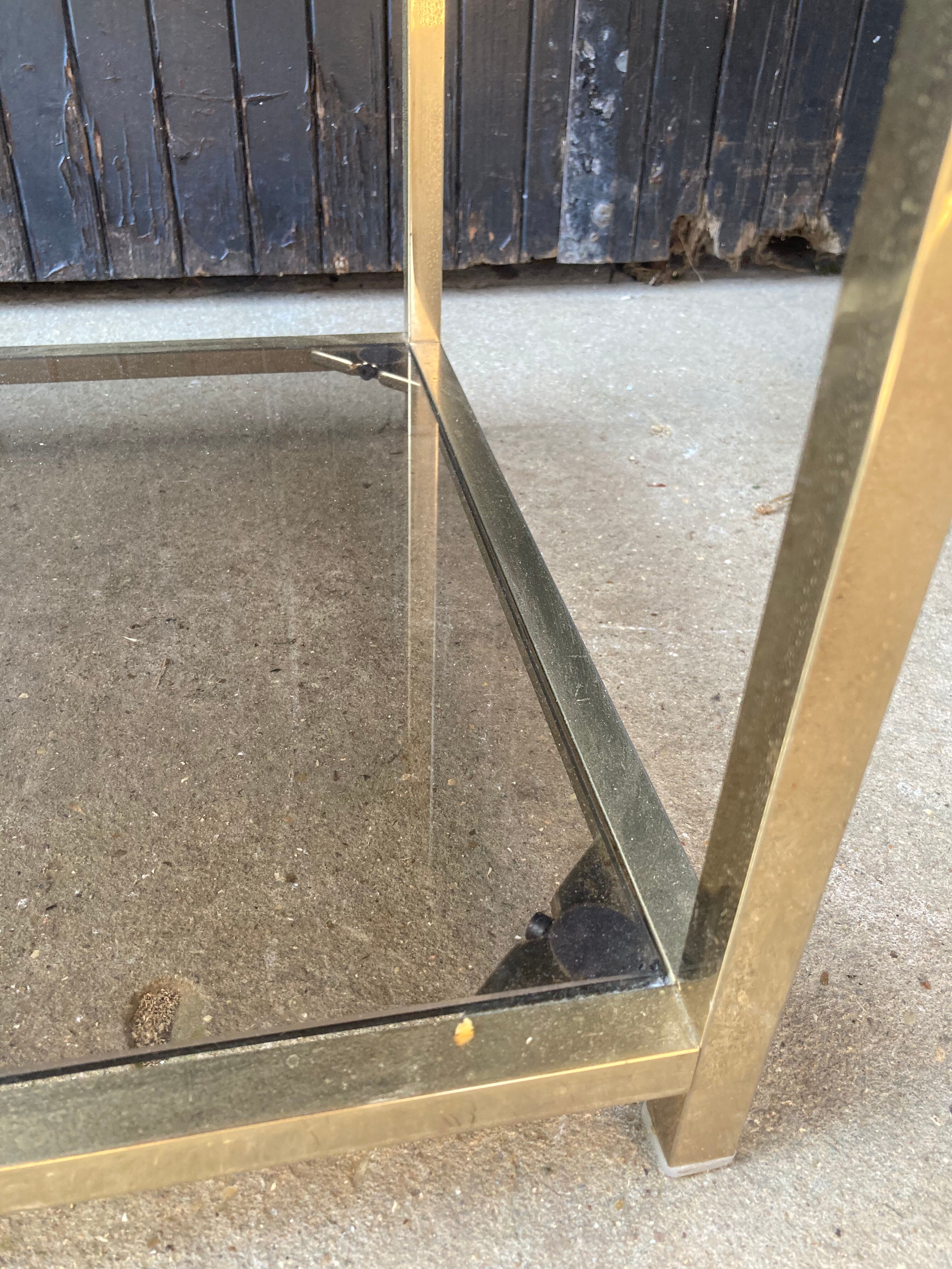 Table d’appoint doré et verre fumée
