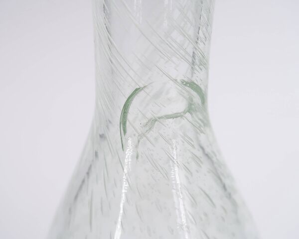 Bouteille carafe en verre bullé transparent de Biot, années 70
