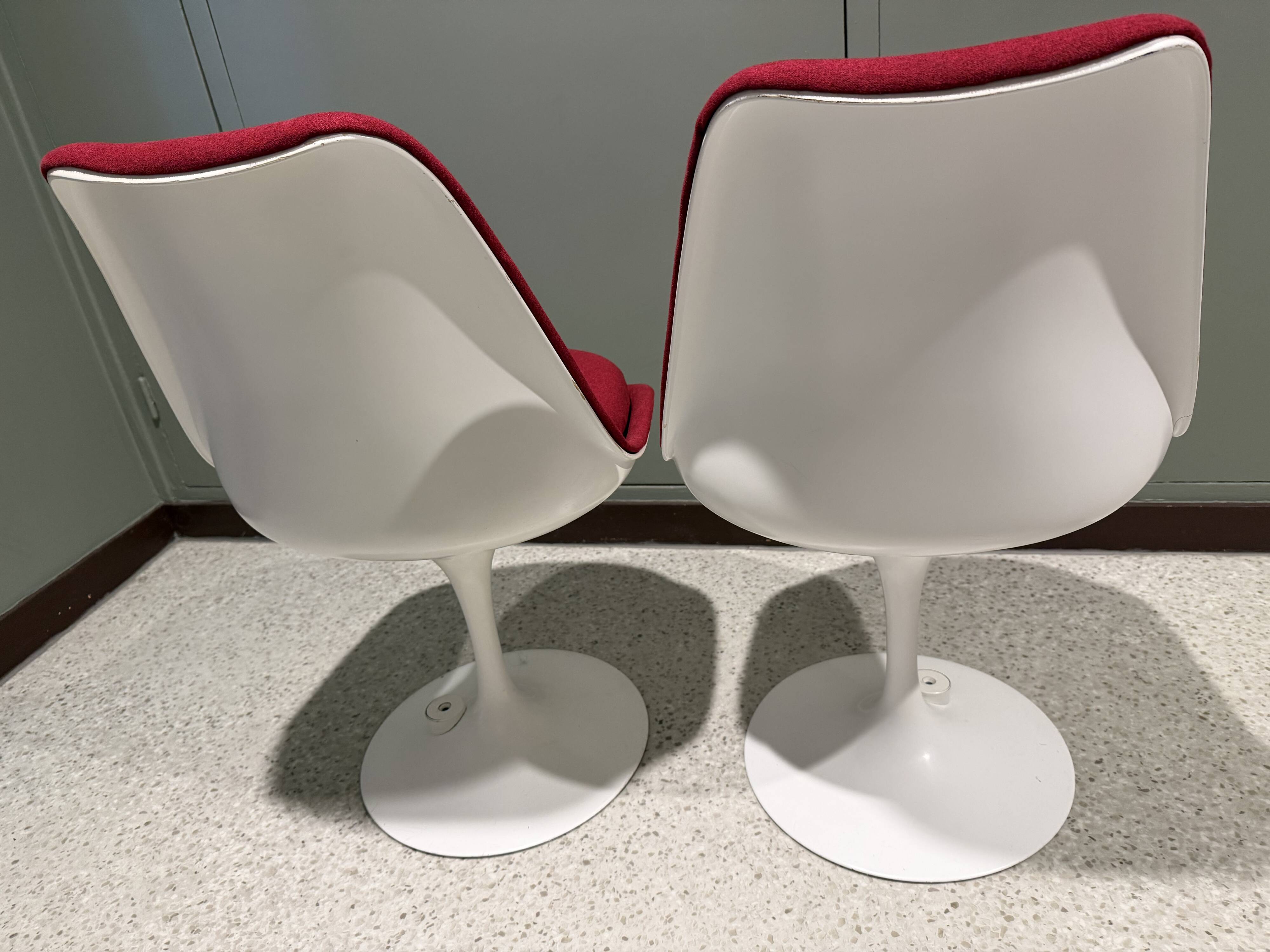 2 Saarinen tulip chairs by Knoll