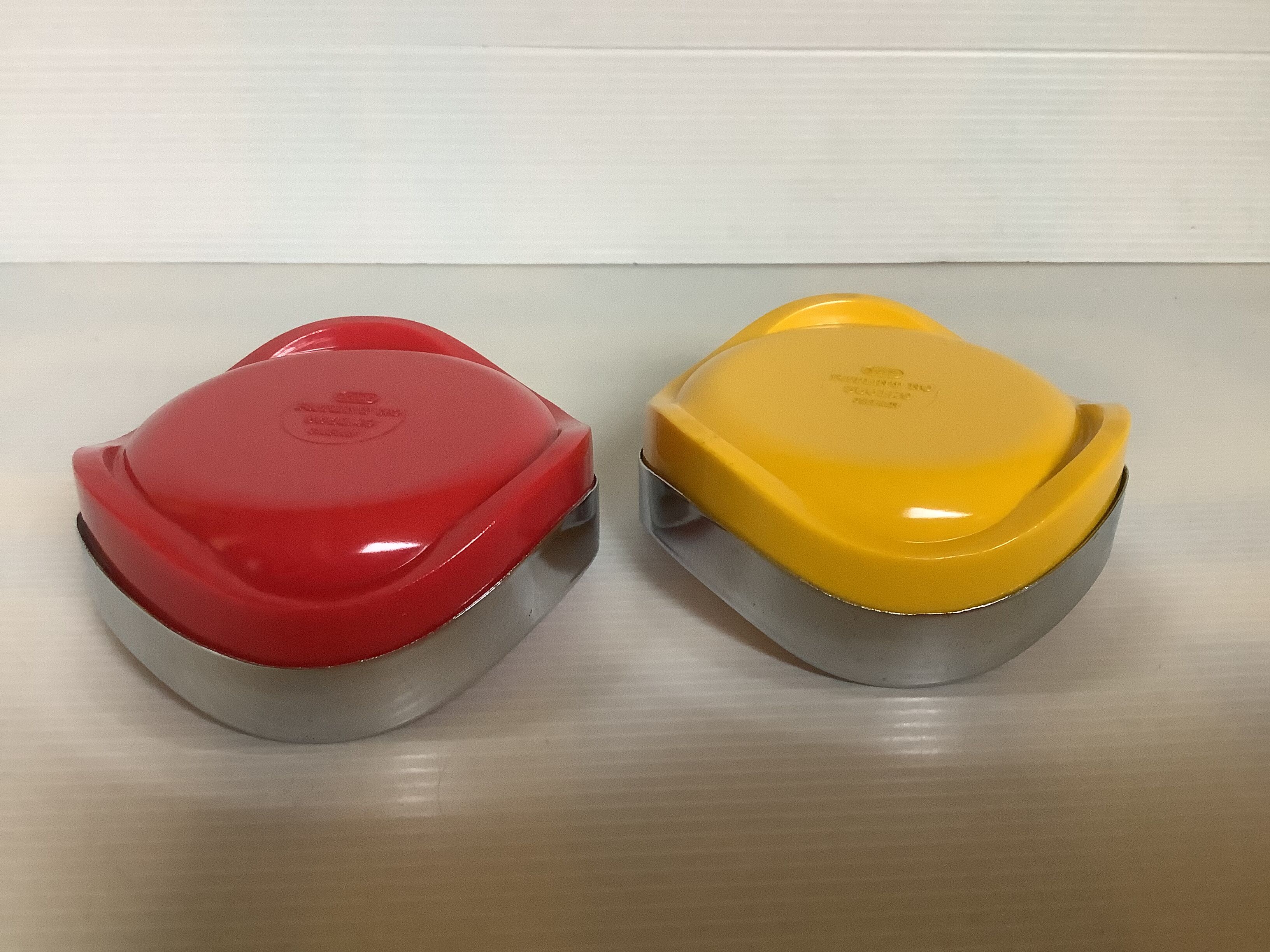 Pair of ashtrays Yax patent Japan