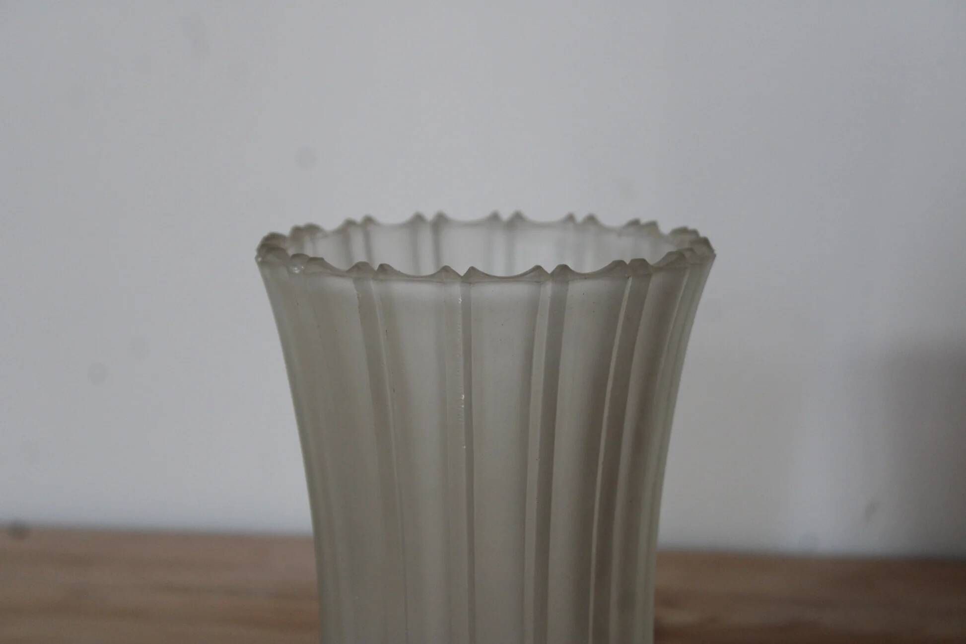 Old frosted glass lamp globe with fluted design – Raised rose decoration – H 14 cm
