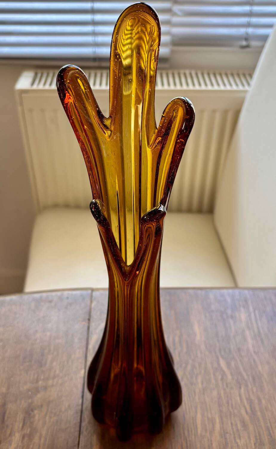 Vase soliflore en verre soufflé ambré vintage