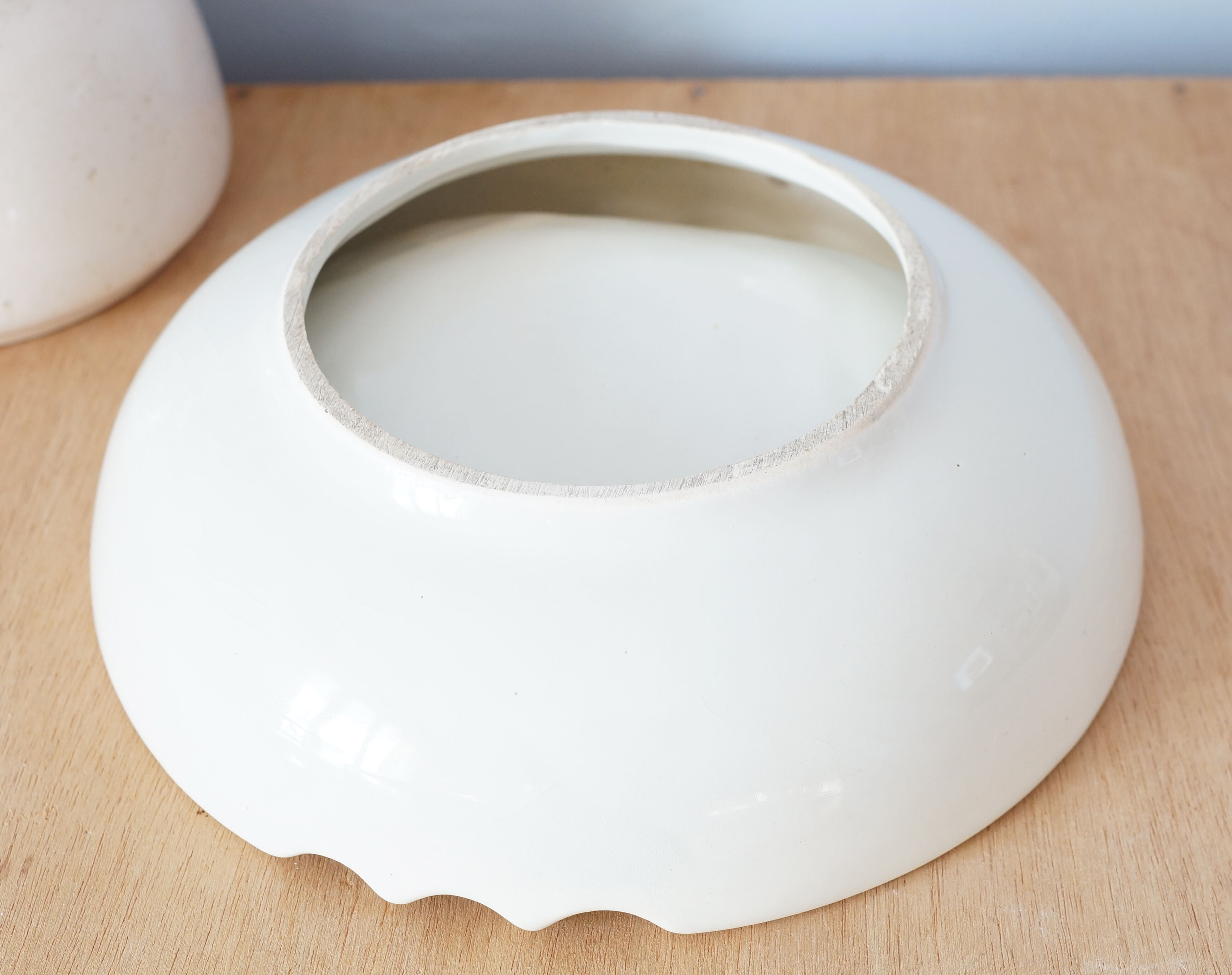 Large hollow ashtray in red and white earthenware, 50s or 60s