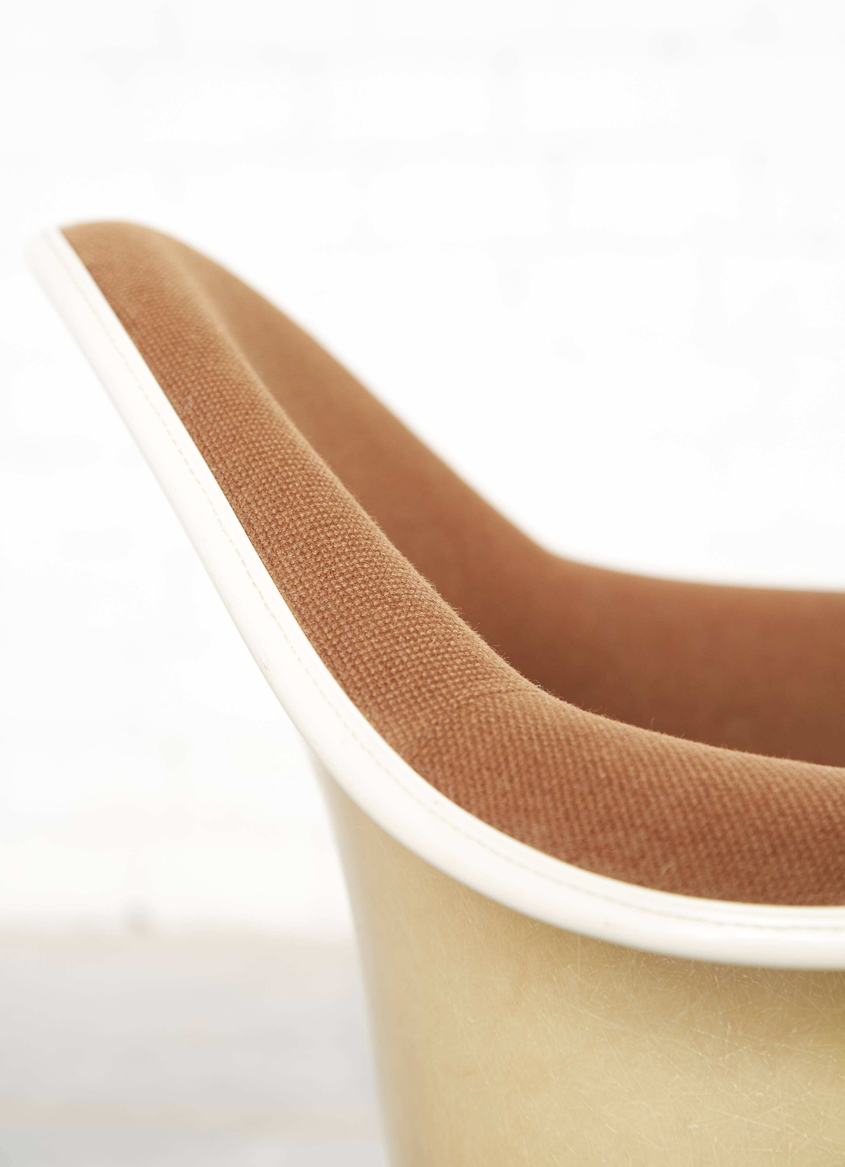 Off-White Dax Fiberglass Chair by Charles & Ray Eames for Vitra