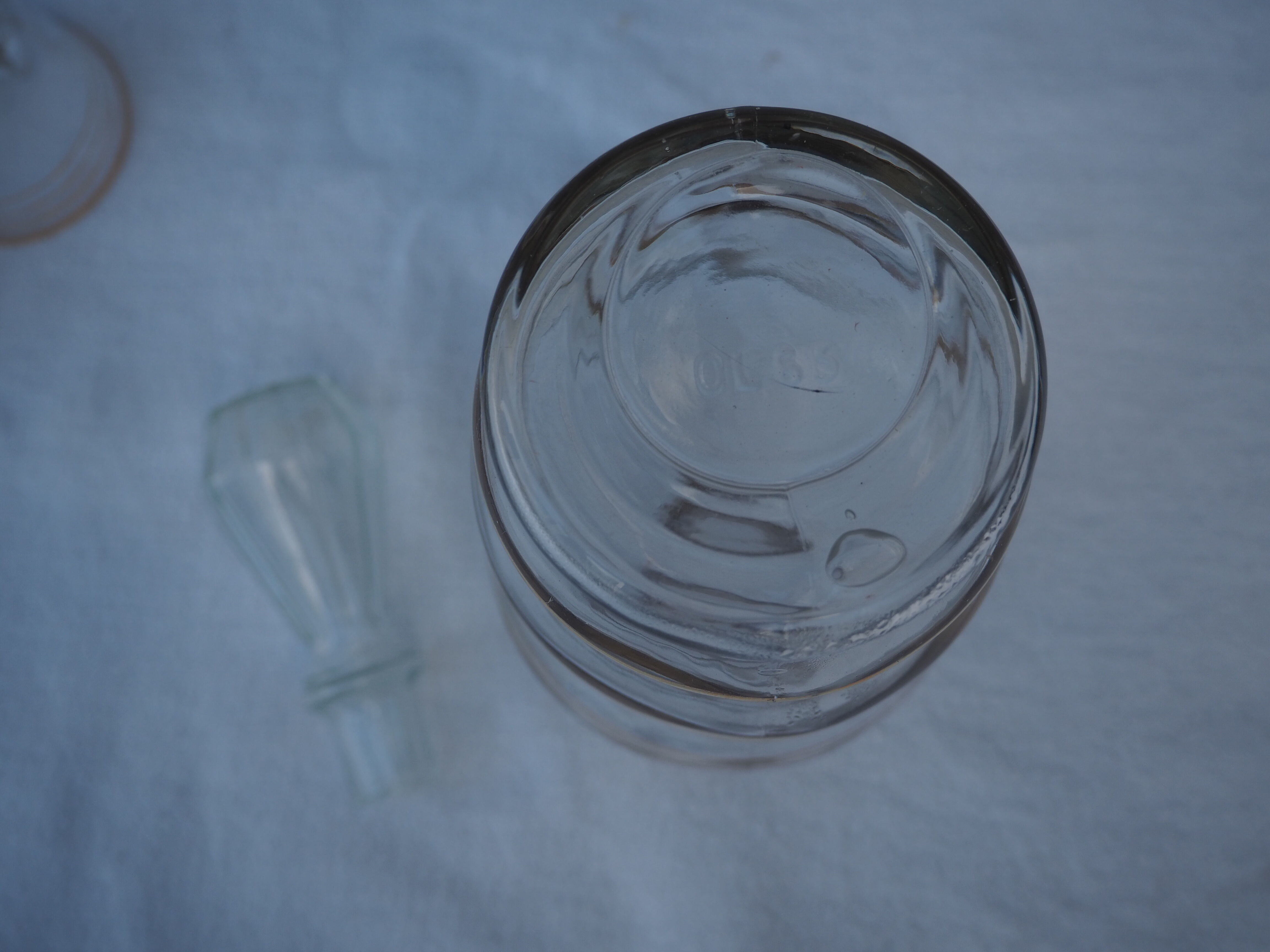 Golden liqueur service from the 1950s-1960s and its 12 glasses