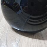 Vase noir rond décor japonisant d'Iris