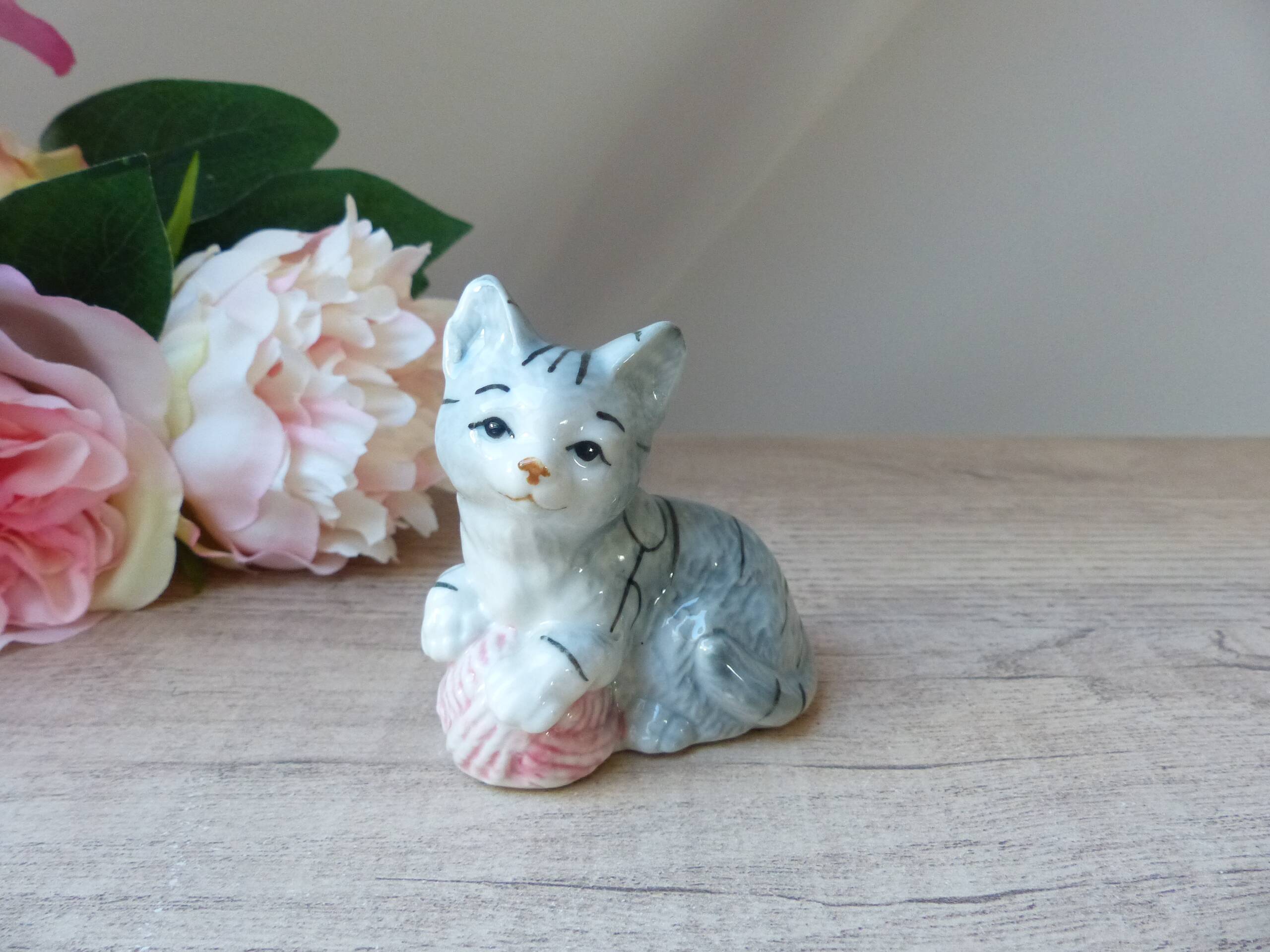 Cute ceramic kitten figurine playing with a ball of yarn vintage collection