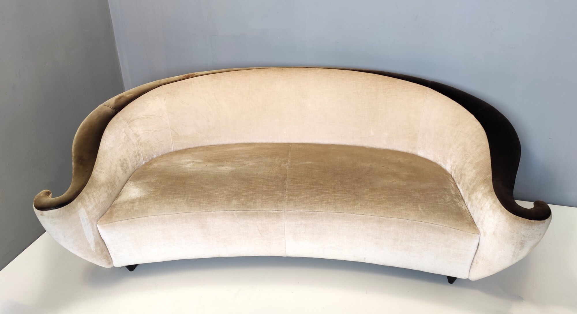 Fairy-tale kidney bean beige velvet sofa, italy