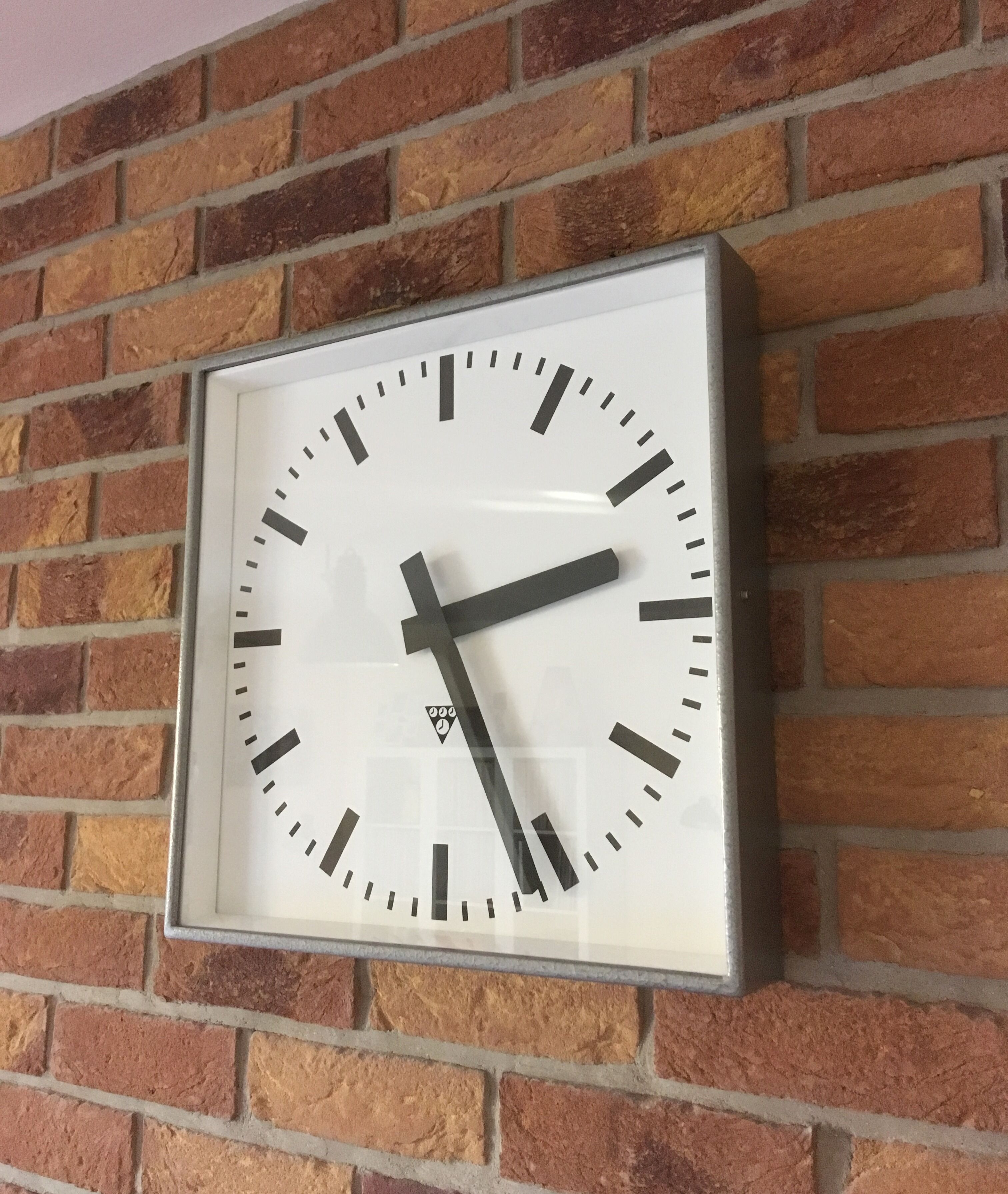 Horloge murale carrée Pragotron, années 1960