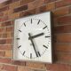 Horloge murale carrée Pragotron, années 1960