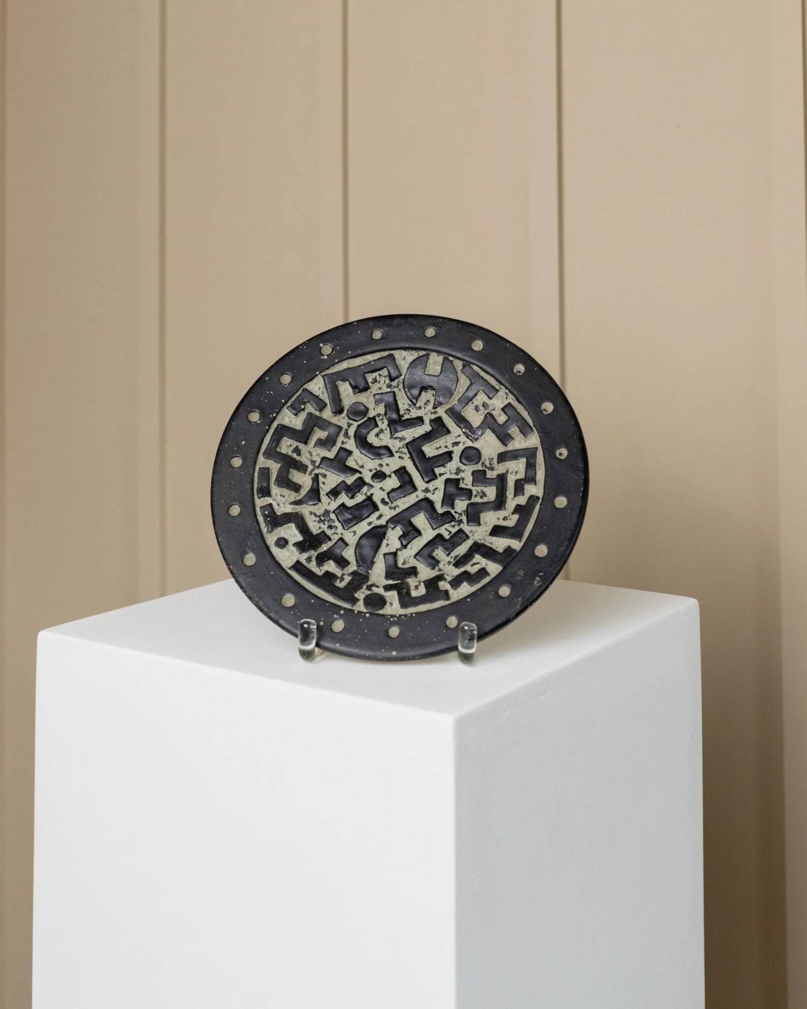 Black ceramic plate with beige geometric relief - 1970s Italian mid-century design