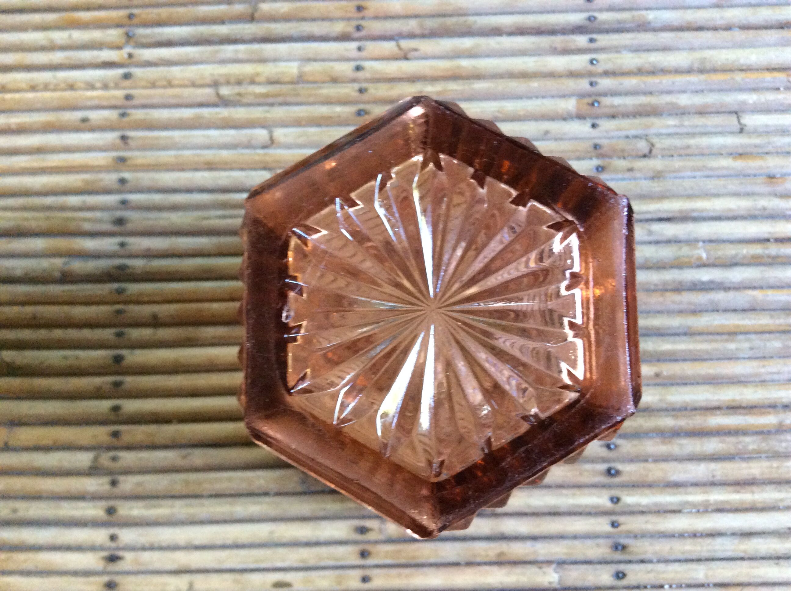 Vase en verre rose