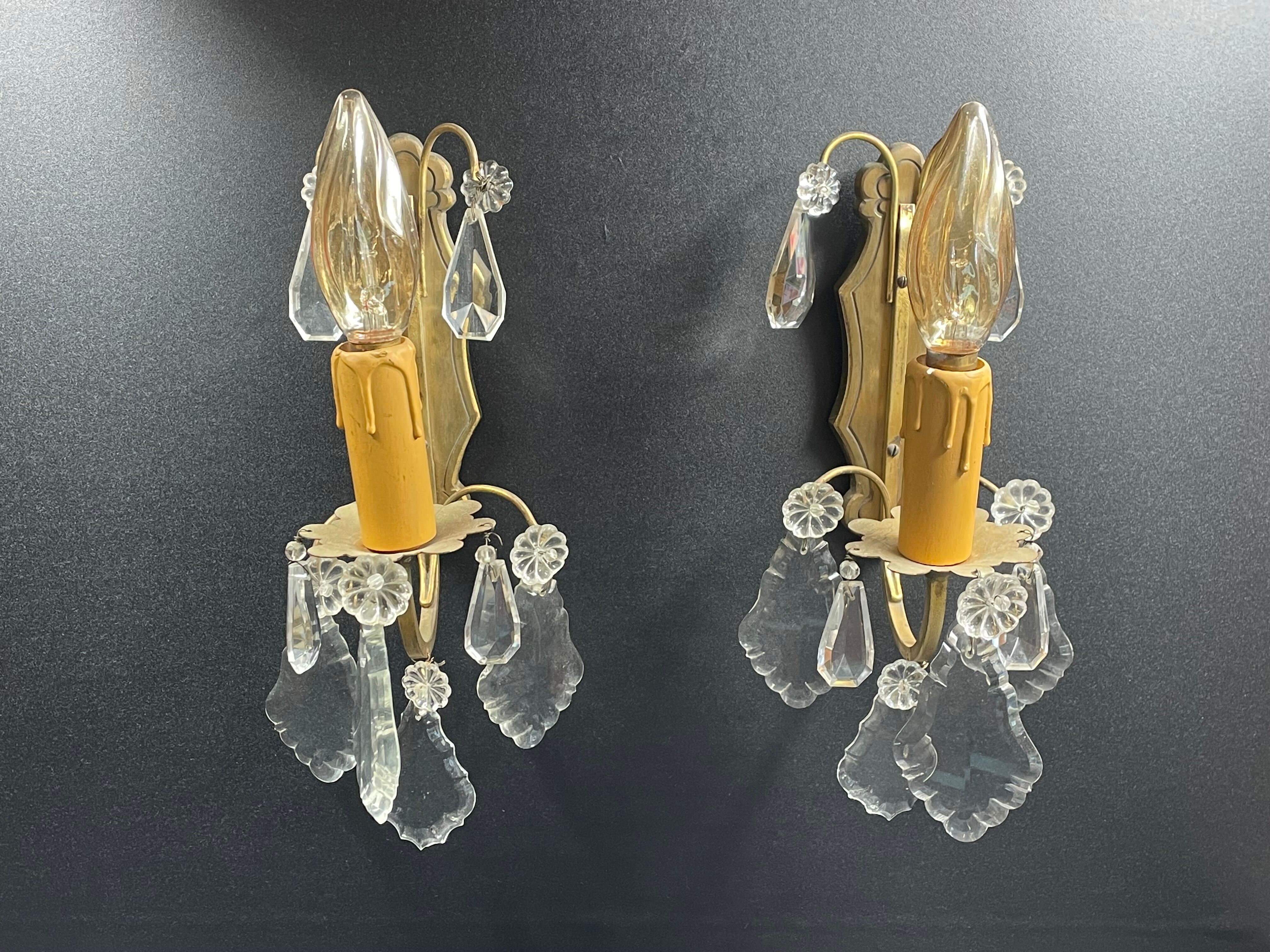 Pair of bronze/brass wall lamp and glassware