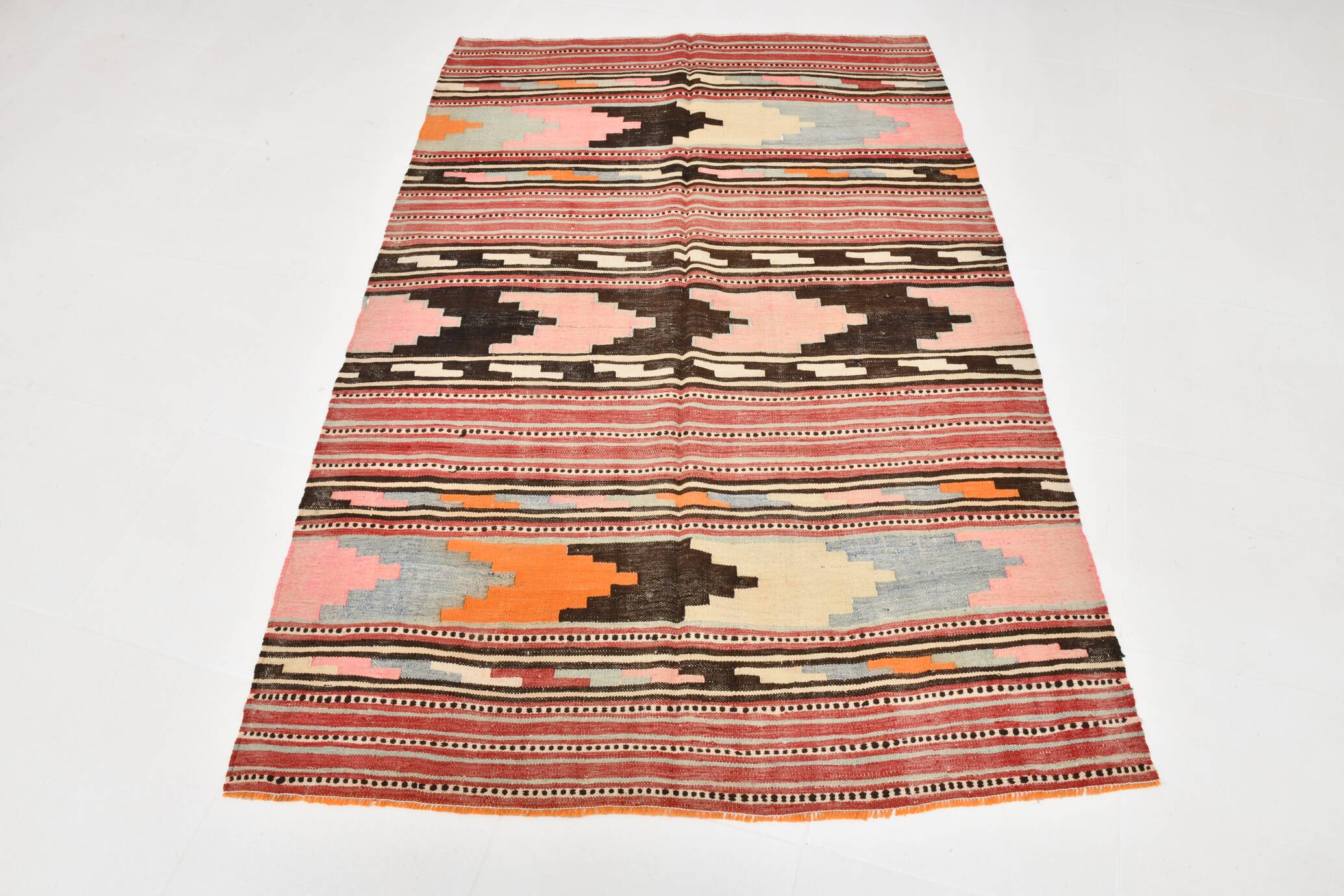 Tapis Kilim fait main rayé rose blush et marron, 131x196 cm