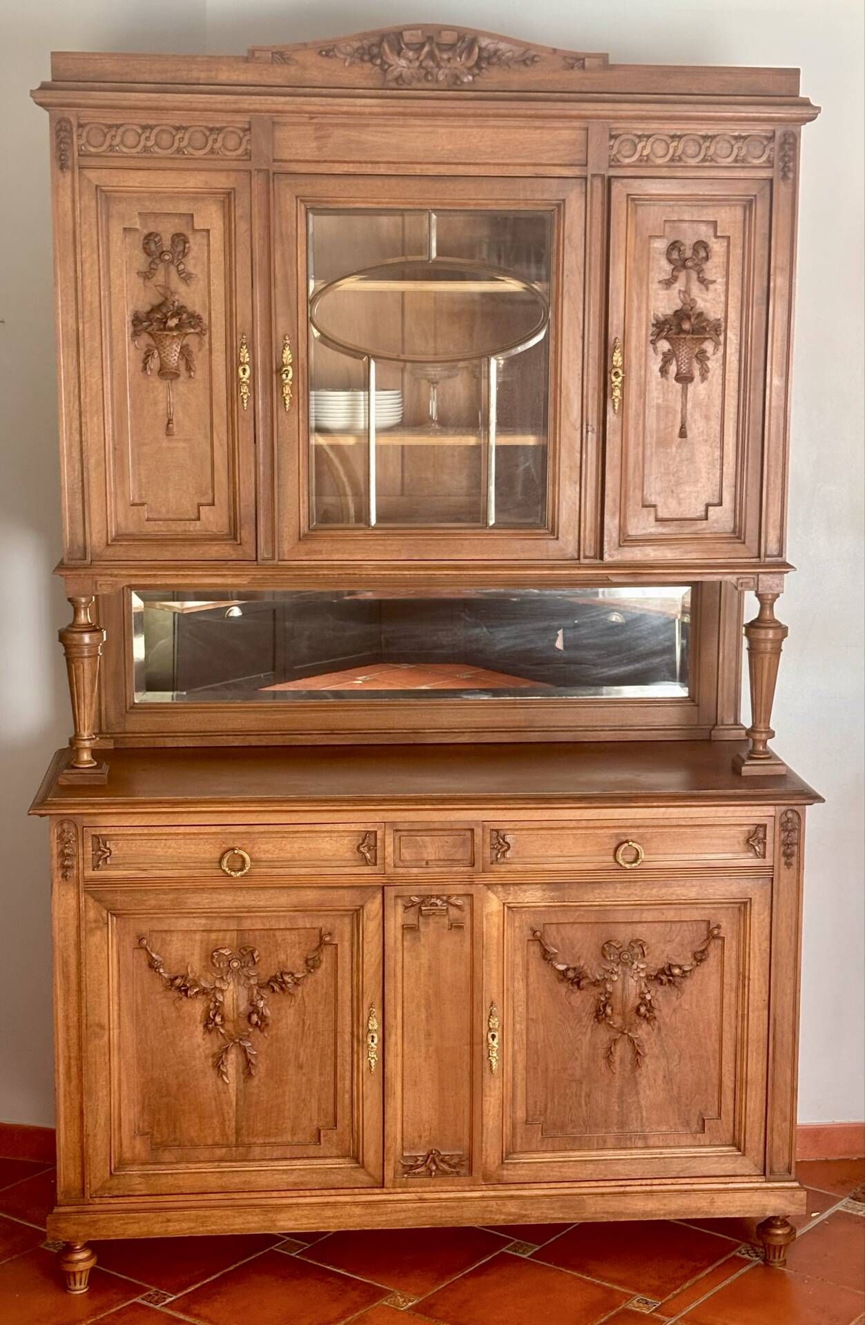 Buffet deux corps en style Louis XVI en chêne sculpté avec miroir – Born