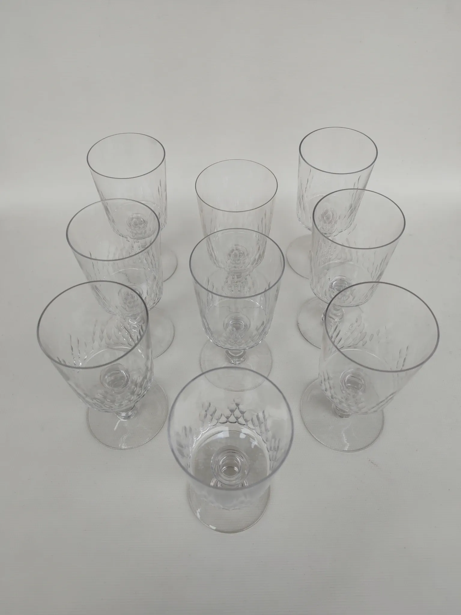 9 grands verres en cristal de Baccarat, modèle Champigny.