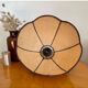 Suspension vintage en rotin formant une fleur
