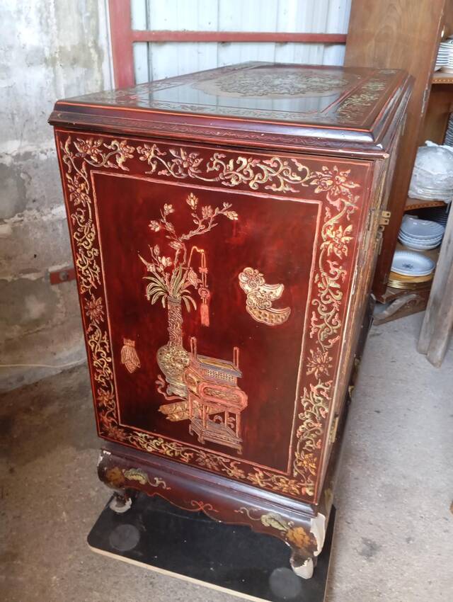 Meuble bar chinois en bois laqué et gravé – années 1970