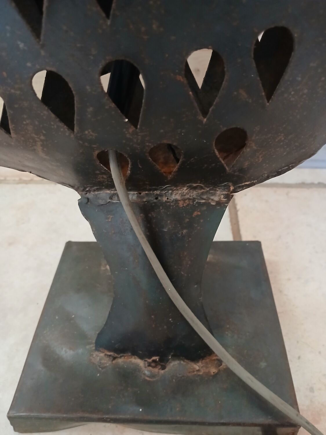 Wrought iron table lamp/rooster