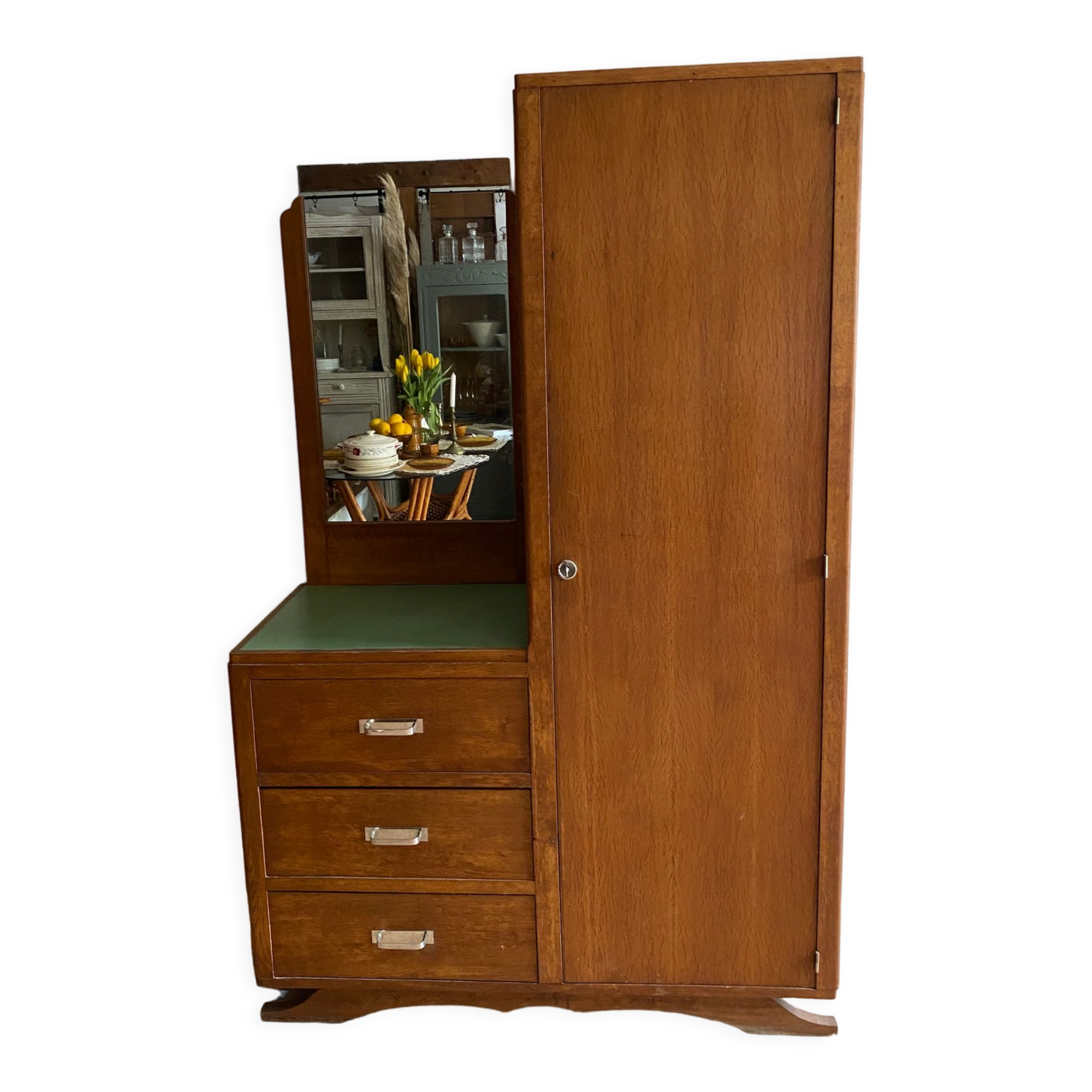 Asymmetrical cabinet