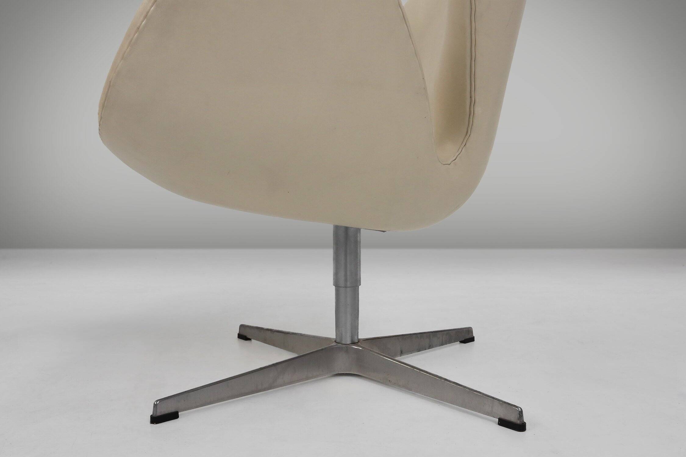 Set of Leather Swan Chairs by Arne Jacobsen for Fritz Hansen, Denmark 2006