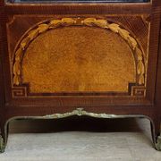 Vitrine style Louis XV en marqueterie de bois nobles