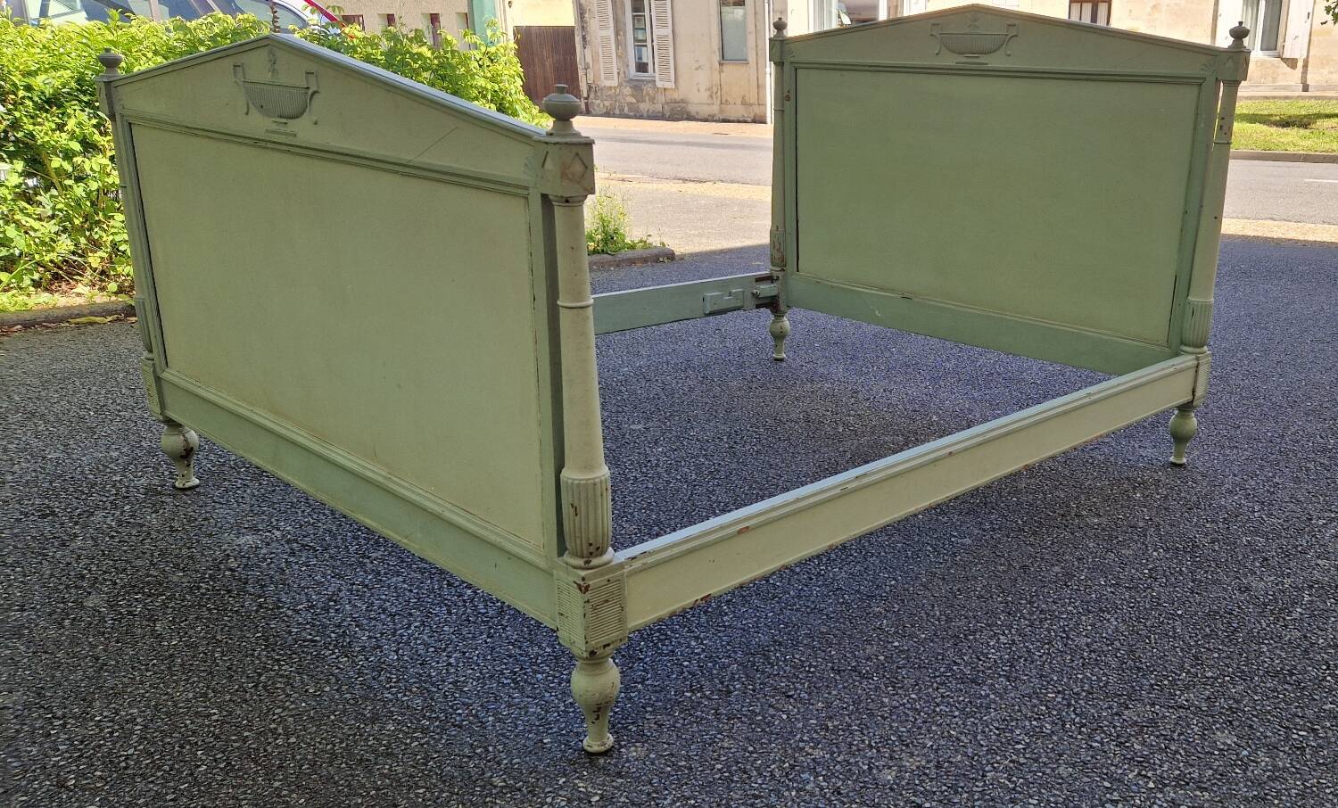 Lacquered Directory bed