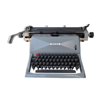 Vintage typewriter Olivetti 82