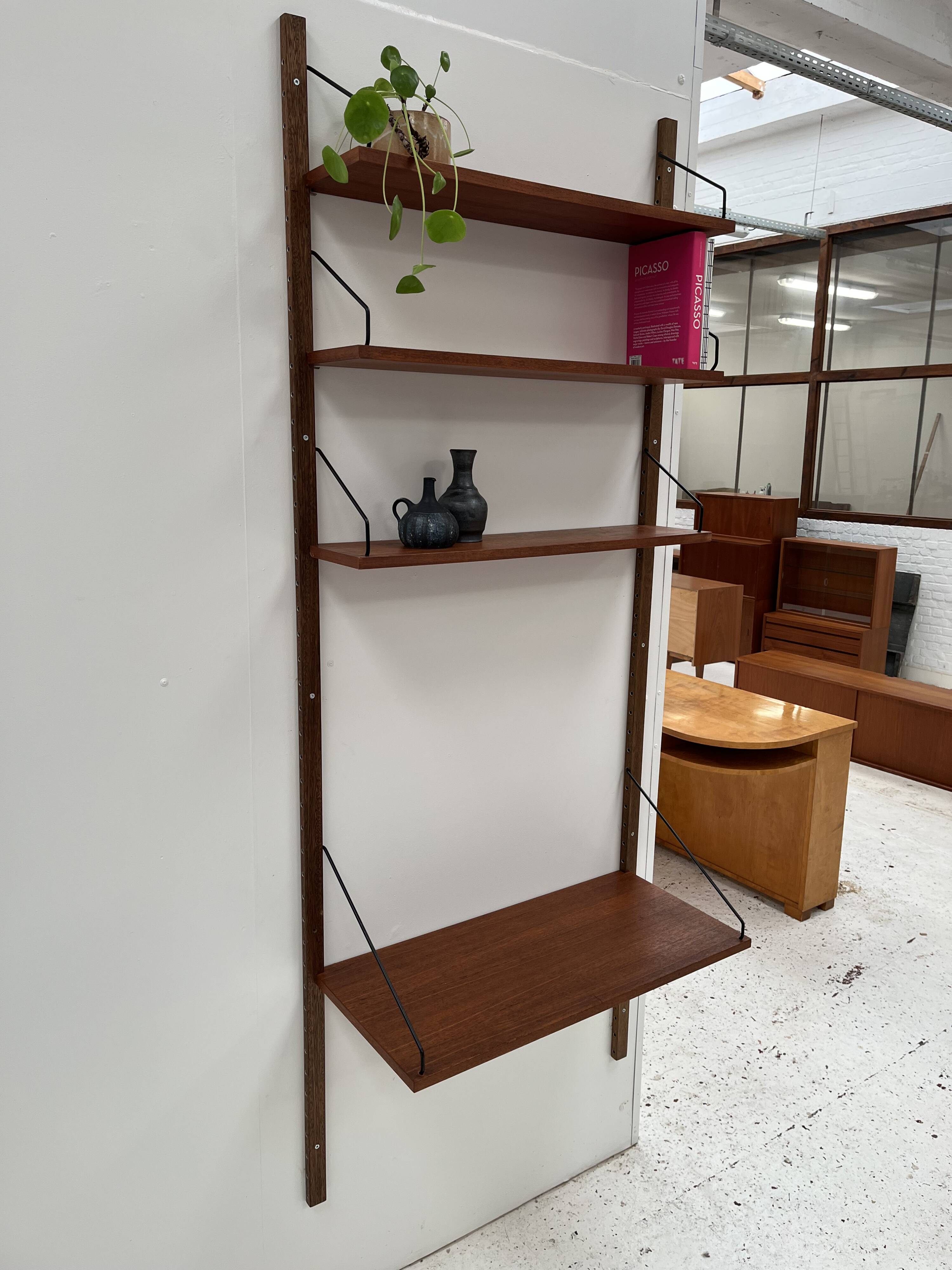 Meuble mural par P. Cadobvius