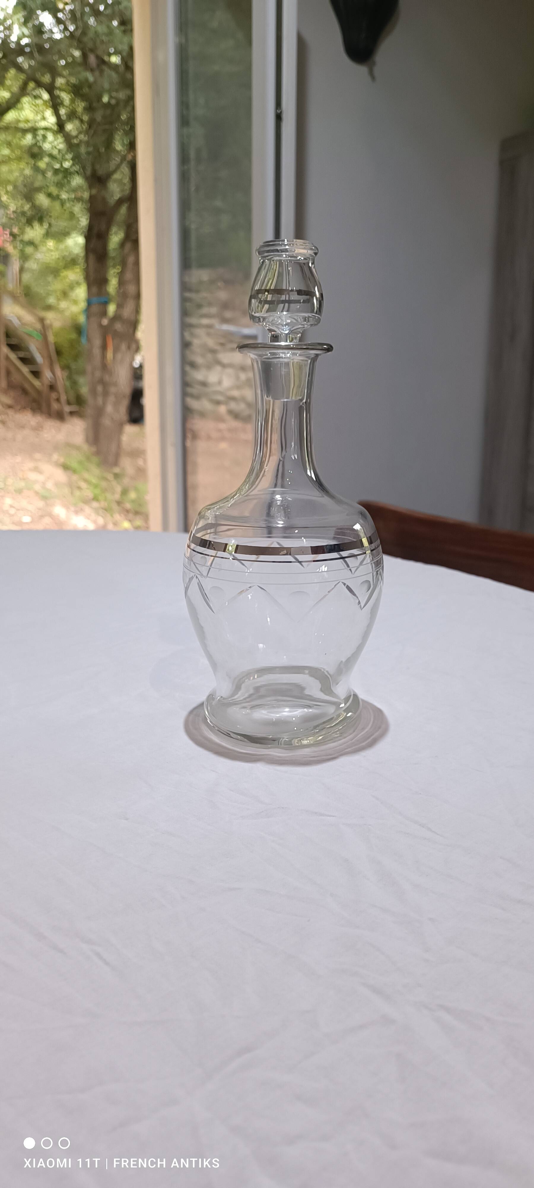 Blown glass decanter, engraved and chiselled. Made in France.