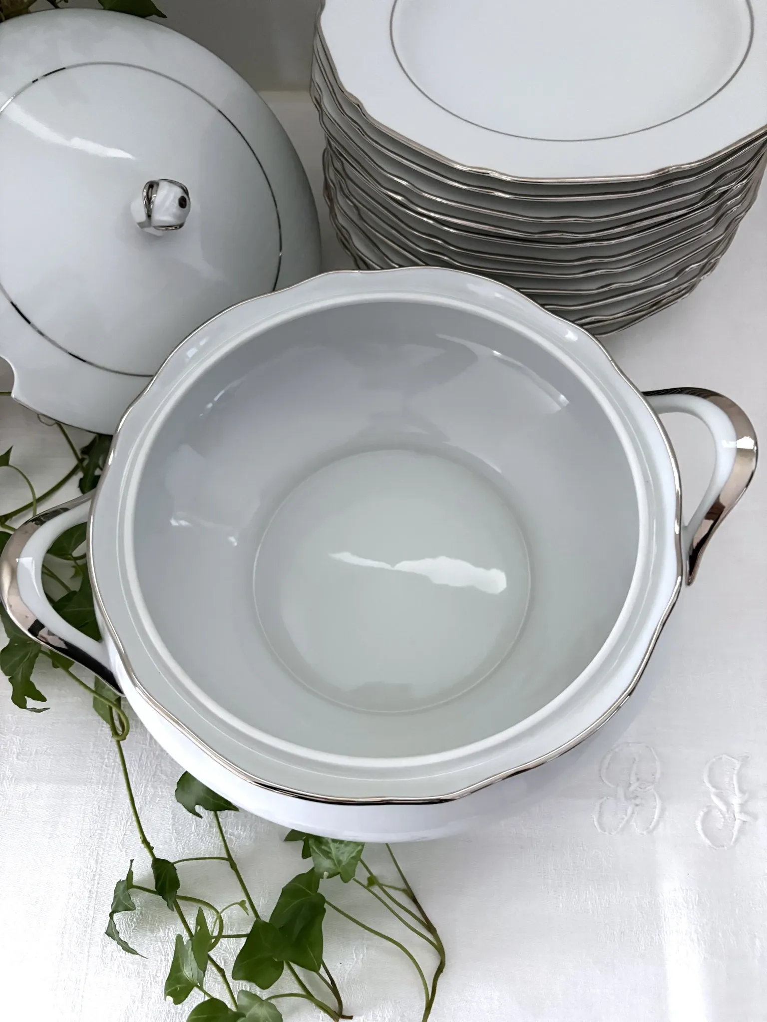 Soupière en porcelaine blanche