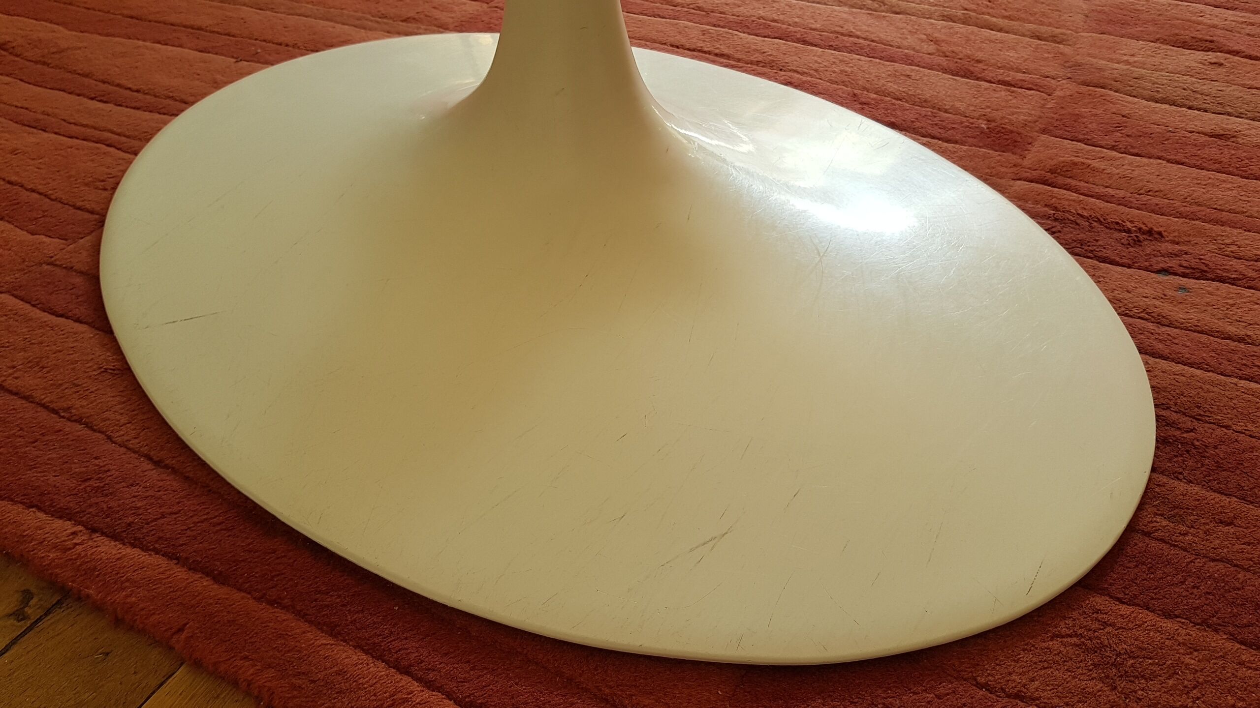 Oval table by Eero Saarinen Edite by Knoll