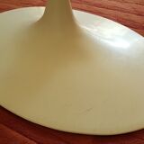 Table ovale de Eero Saarinen edite par Knoll