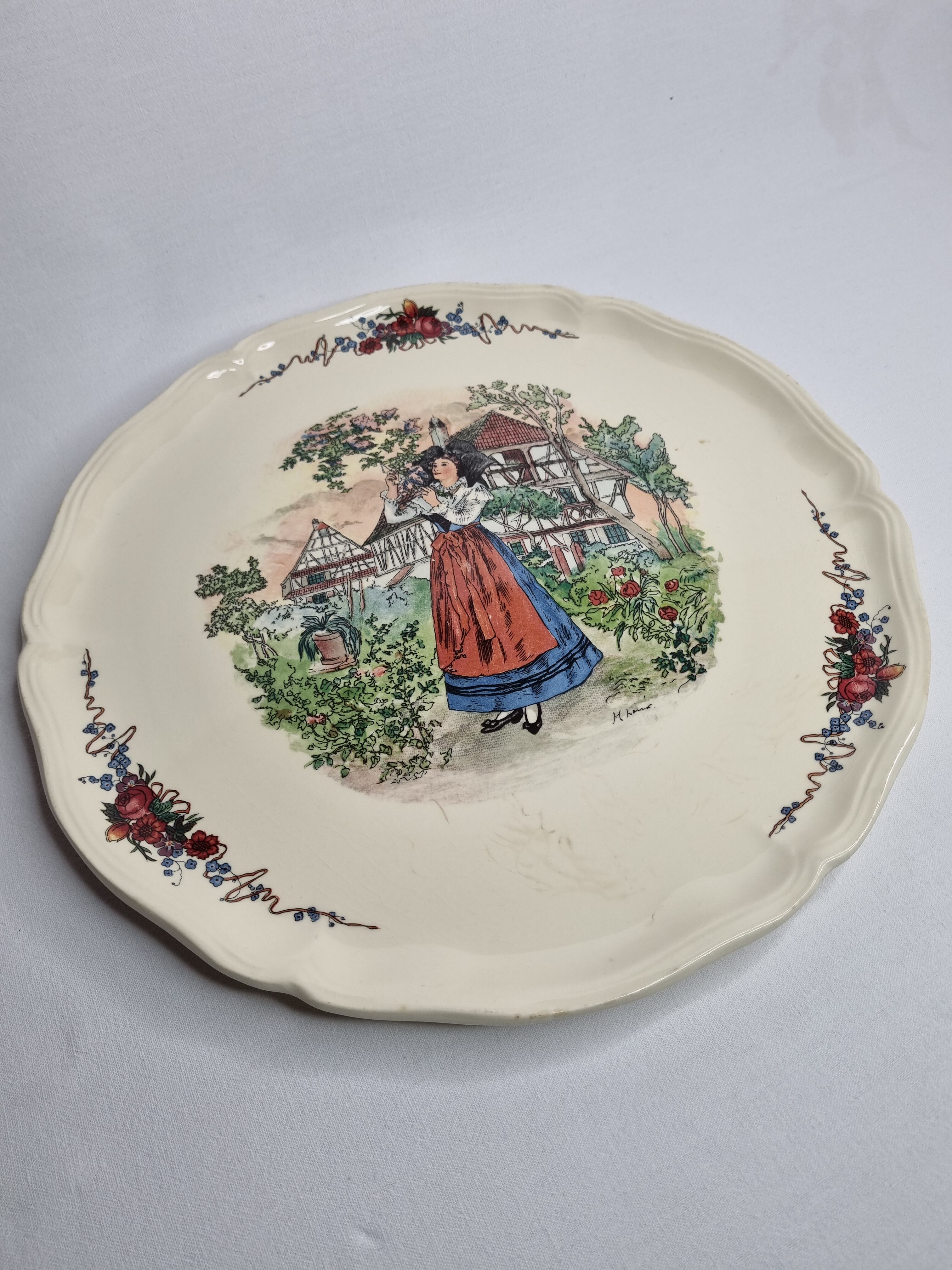 Presentation dish, Sarreguemines, Obernai, Décor Henri Loux, 35 cm