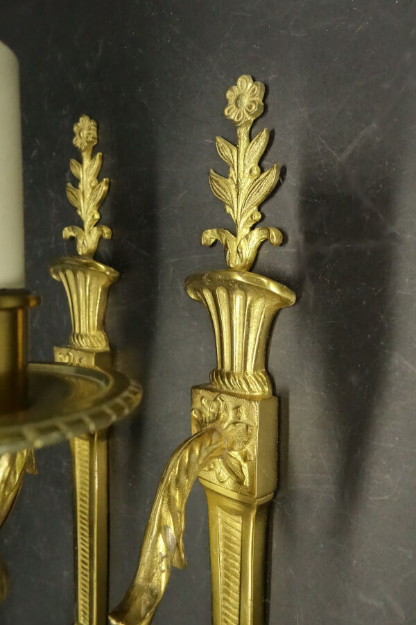 Pair of wall lamps with Louis XVI style flowers