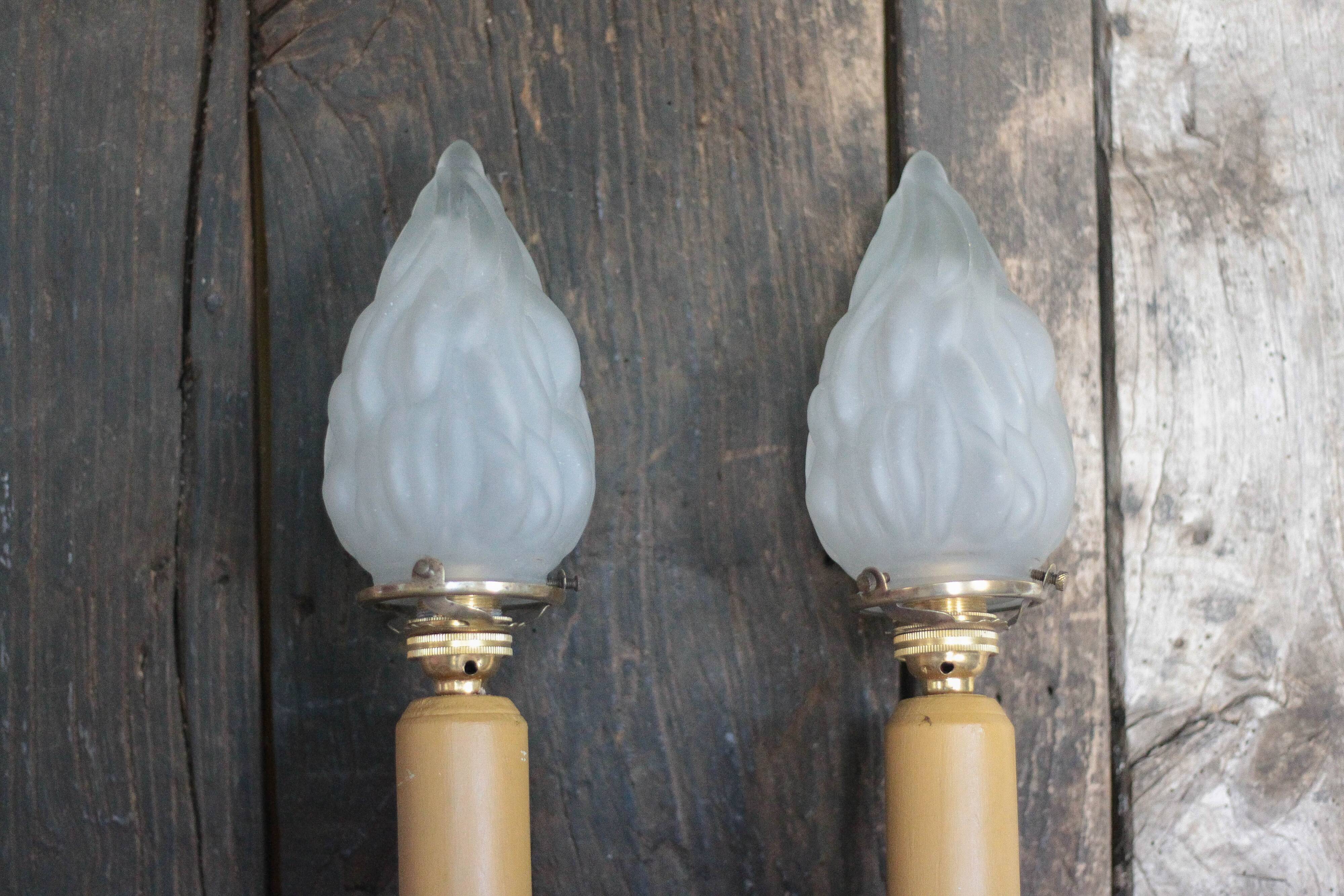 Grande paire d'appliques en métal argenté avec globe flamme, flambeaux