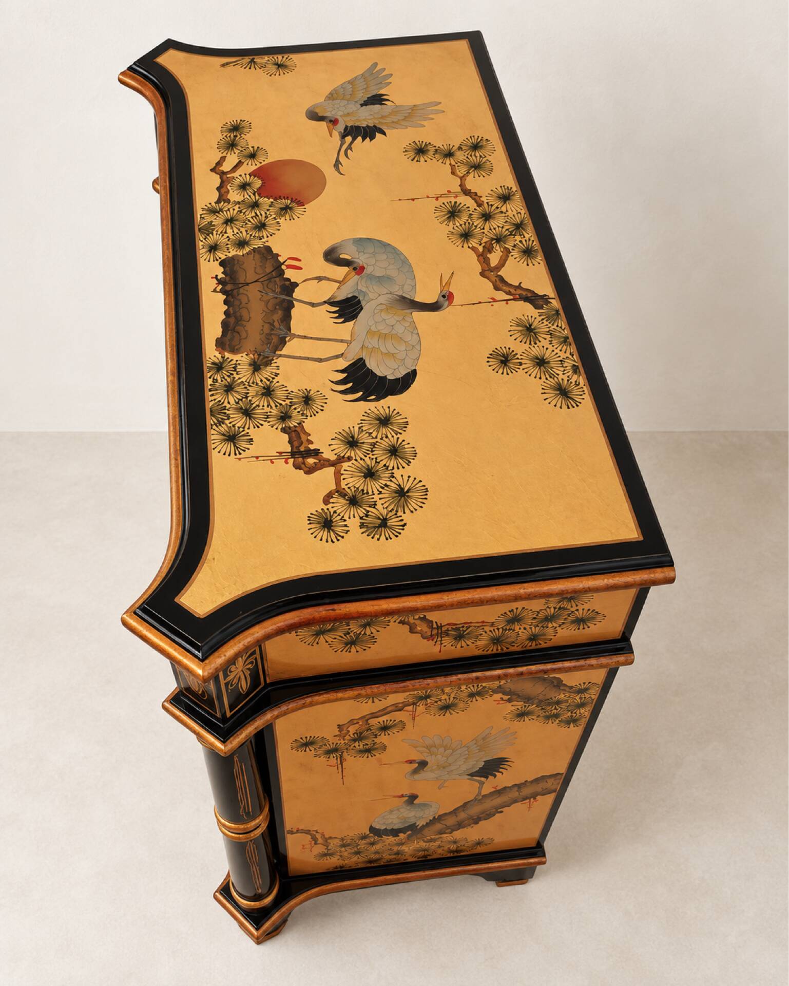 Cabinet chinoiserie de grues en laque noire et dorée, peint à la main