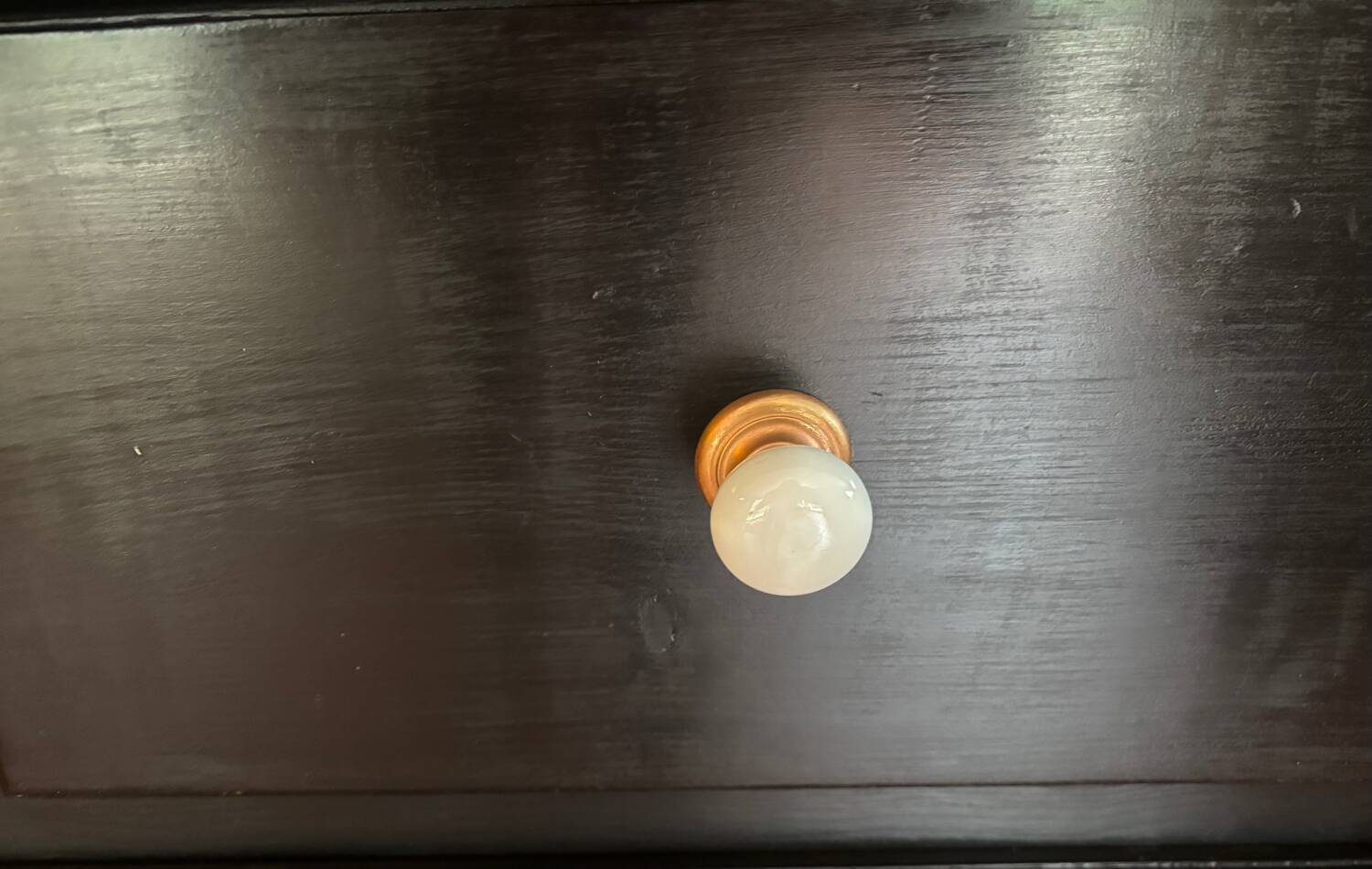 Commode vintage noir en pin peinte à la main