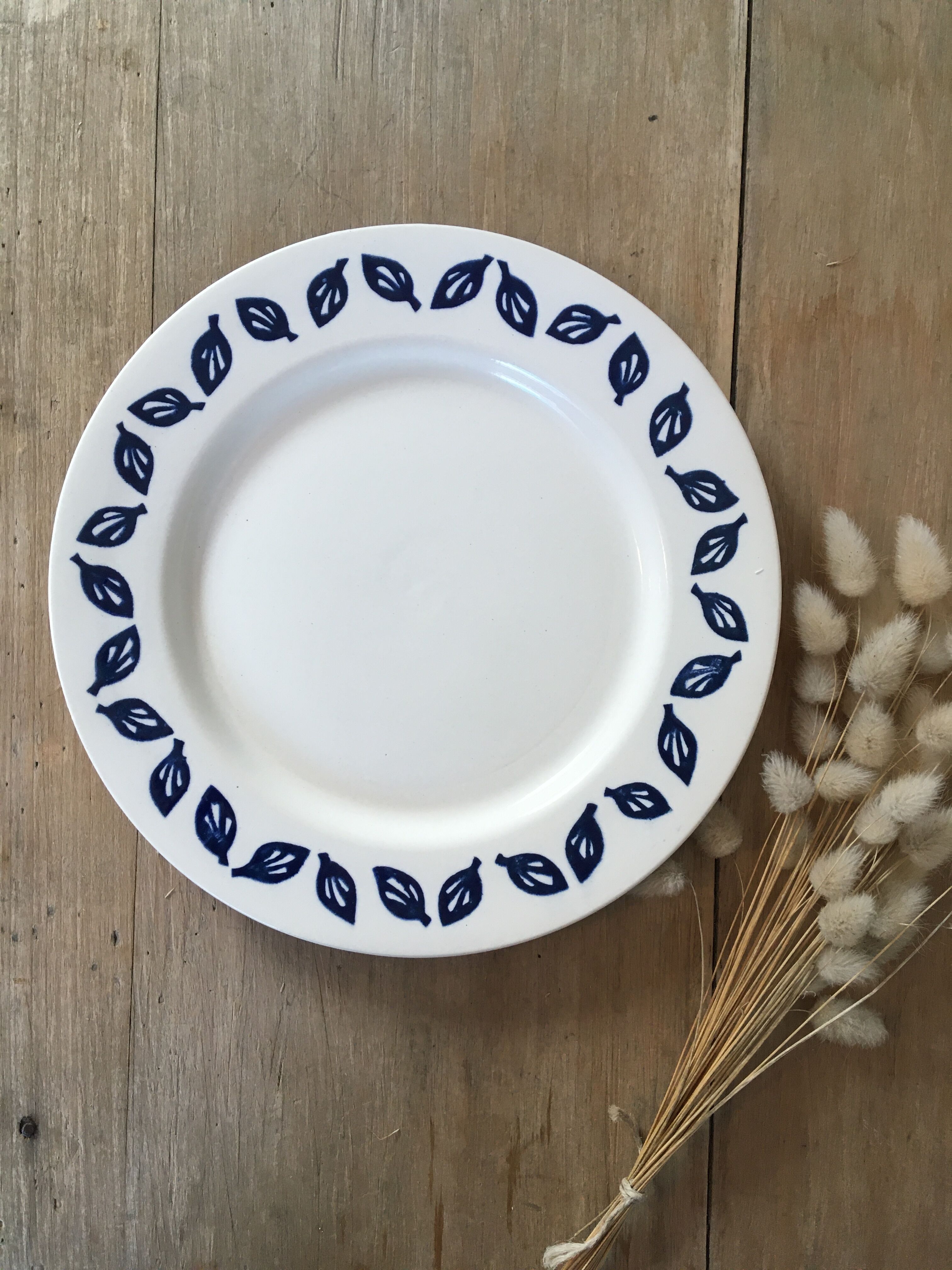 Flat plates blue leaves