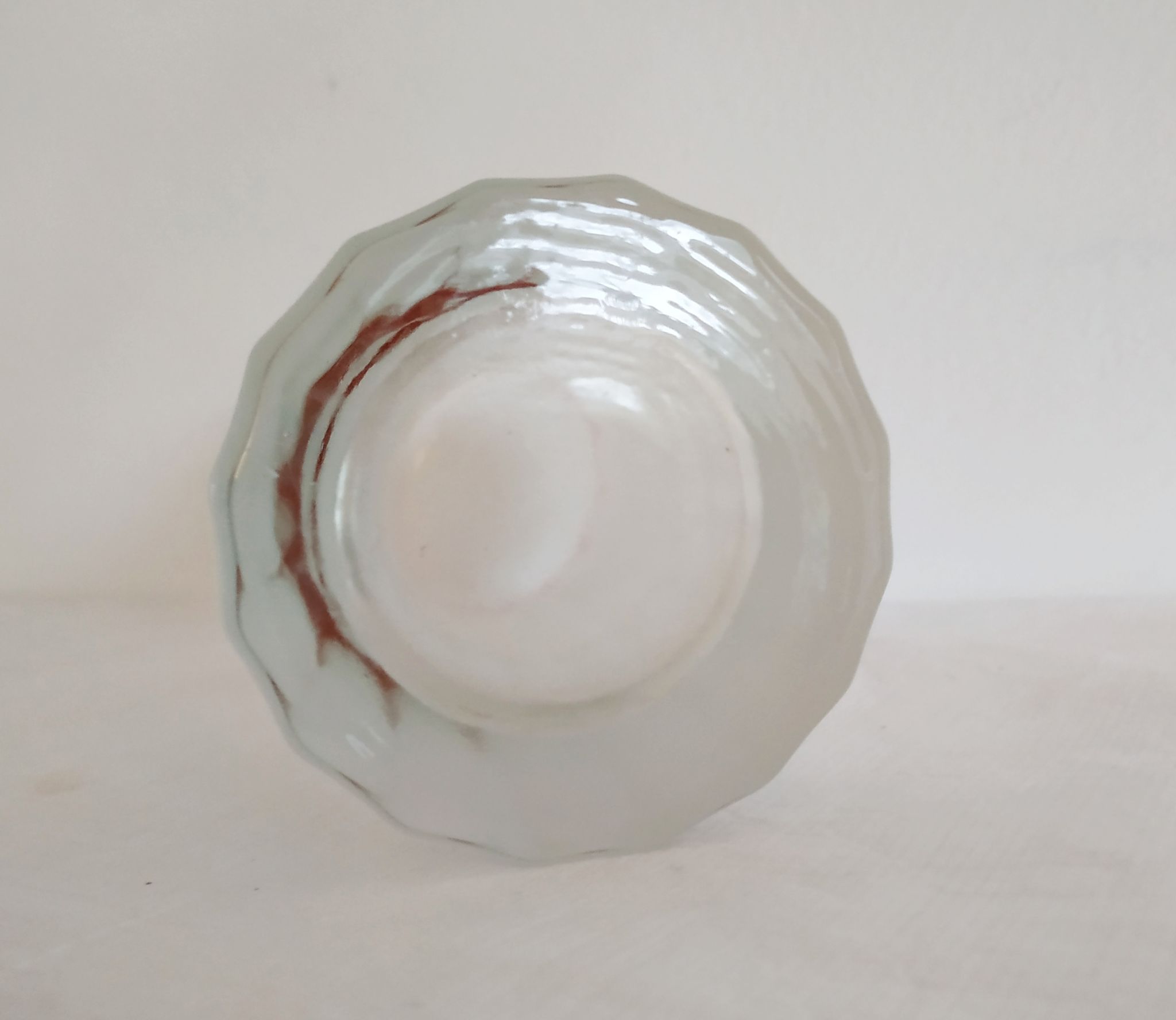 Vase en verre givré et bord rouge