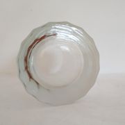 Vase en verre givré et bord rouge